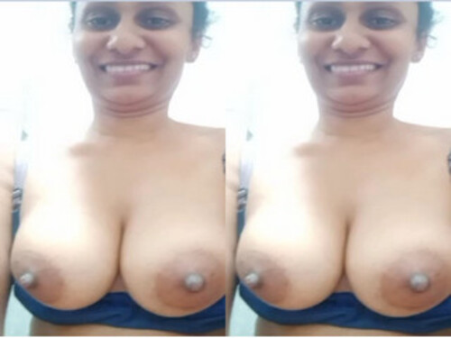 Sexy Lankan Bhabhi Shows her Boobs
