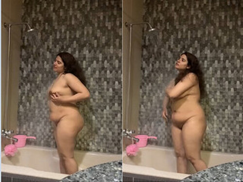 Sexy Indian girl Bathing