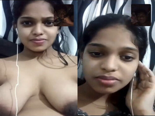 Sexy Indian Mall Showing Her Boobs