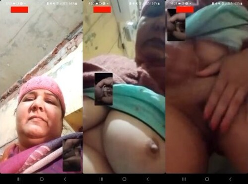 Indian Aunty Shows her Boobs and Pussy