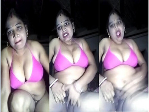 Horny Indian Bhabhi Shows and Fingering