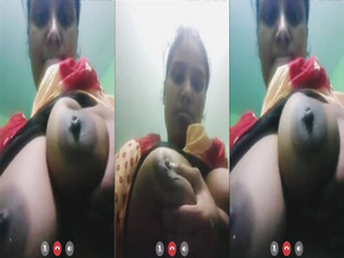Indian Bhabhi Shows her Milky Boobs
