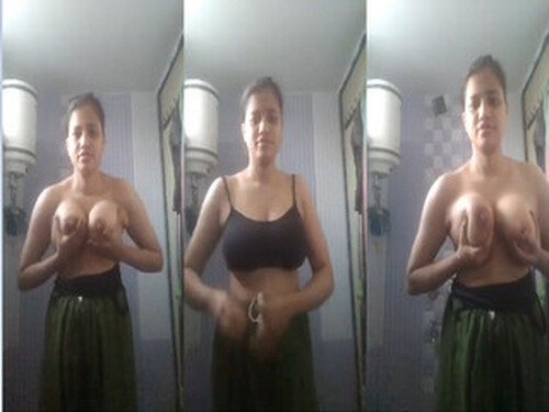 Sexy Indian Girl Shows Boobs and Pussy