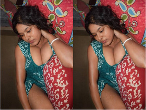 Indian Bhabhi Shows Boobs