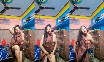 Crazy Indian Bhabhi Shows Her Boobs and Dancing