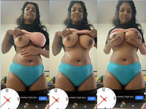 Sexy Indian Mall Shows her Big Boobs