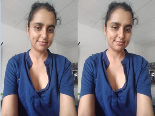 Sexy Indian Bhabhi Shows Boobs