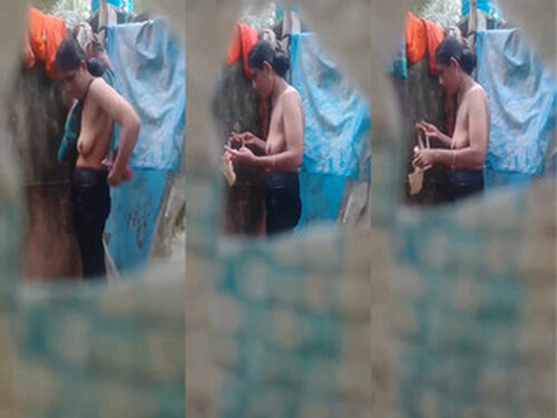 Indian Vlg Bhabhi Bathing Capture In Hidden Cam
