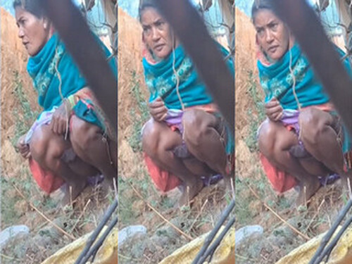Indian Aunty Pissing Capture