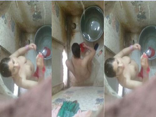Sexy Indian Bhabhi Bathing Capture