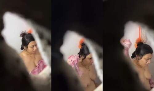 Sexy Indian Bhabhi Bathing Capture