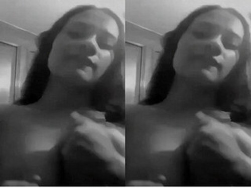 Horny Indian Mall Play With Boobs
