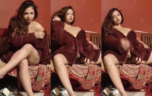 Sexy Indian girl Shows Pussy