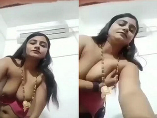 Sexy Bhabhi Shows her Boobs