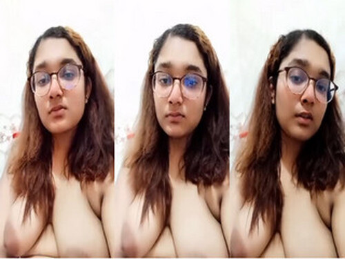 Cute Indian Mall Shows Boobs