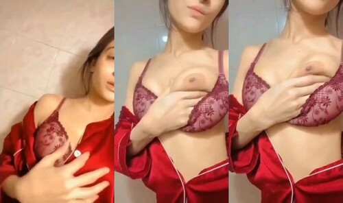 Sexy Indian Girl Shows Boobs