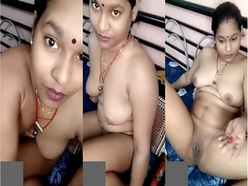 Horny Indian Bhabhi Shows her Nude Body