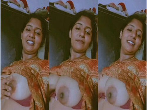 Sexy Indian Girl Shows Her Big Boobs
