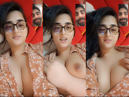 Sexy Paki Girl Shows Boobs On VC