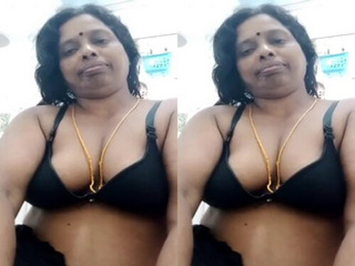 Indian Bhabhi Shows Pussy