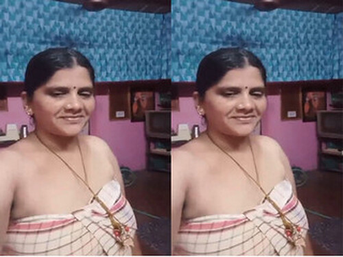 Indian Bhabhi Shows Her Ass and Pussy