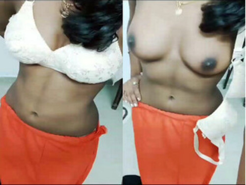 Sexy Indian Girl Shows Boobs