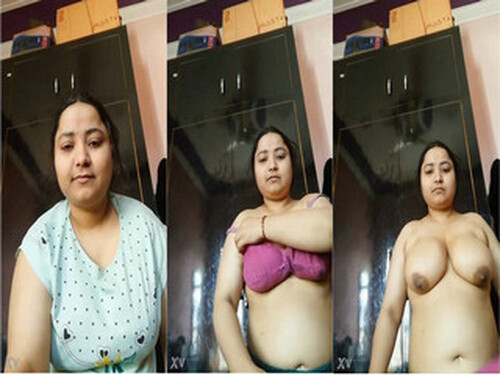 Sexy Indian girl Shows big Boobs