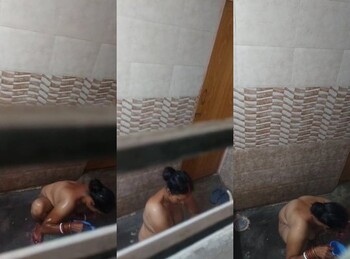 Indian Bhabhi Bathing Capture