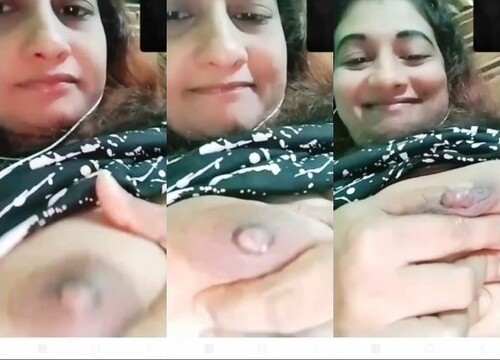 Indian Bhabhi Sucking Her Boobs