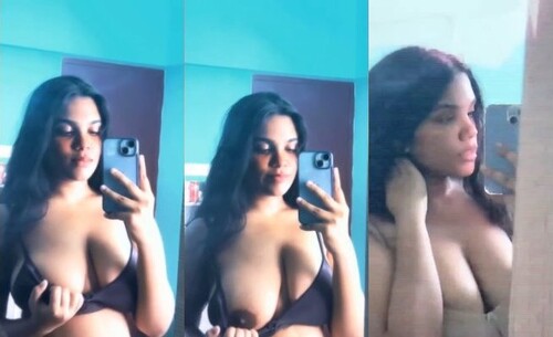 Hot Indian Mal Shows Boobs