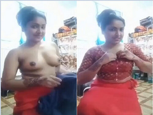 Sexy Indian Girl Shows her Boobs