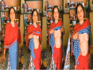 Sexy Desi Bhabhi Shows Boobs For Lover