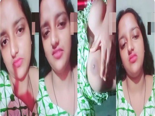 Hot Desi Girl Shows her Boobs