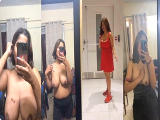 Hot Desi mal Shows her Boobs