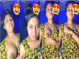 Hot Desi Bhabhi Shows Boobs On VC