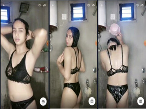 Insta Influencer Manpreet Kaur Teasing in Panties in the Shower