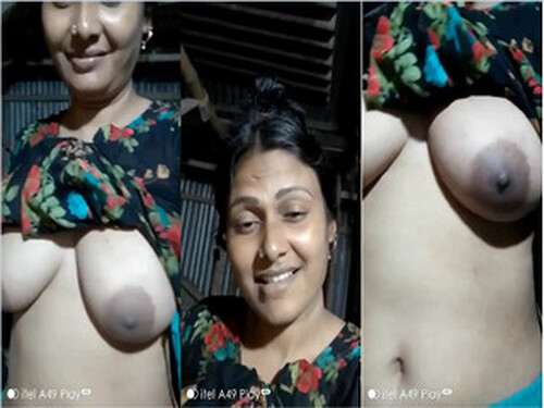 Sexy Indian Girl Shows Her Boobs