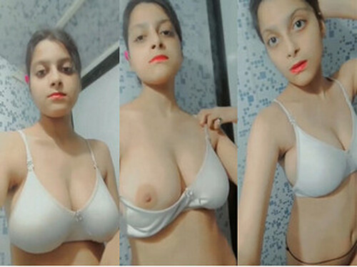 Sexy Indian Girl Shows Her Boobs