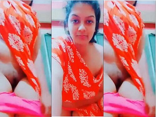 Sexy Indian Girl Shows Pussy