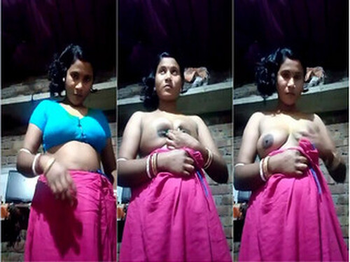 Horny Bhabhi Shows her Boobs