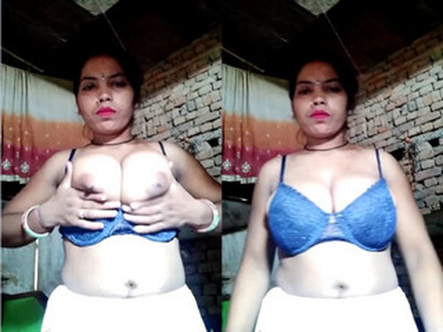 Sexy Indian Bhabhi Shows Boobs