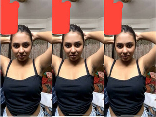 Sexy Indian Girl Shows her Boobs