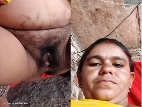 Horny Indian Bhabhi Shows Boobs and Pussy