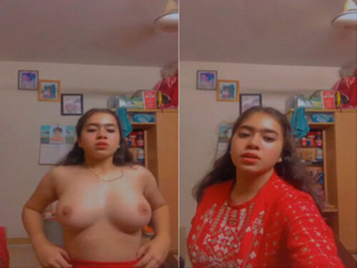 Sexy Indian Mall Shows her Big Boobs