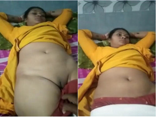 Indian Bhabhi Shows Pussy