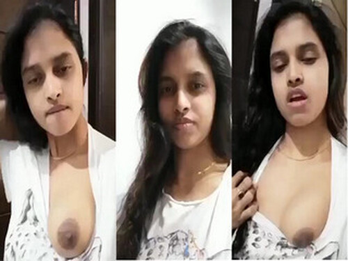 Horny Indian Mall Shows Boobs
