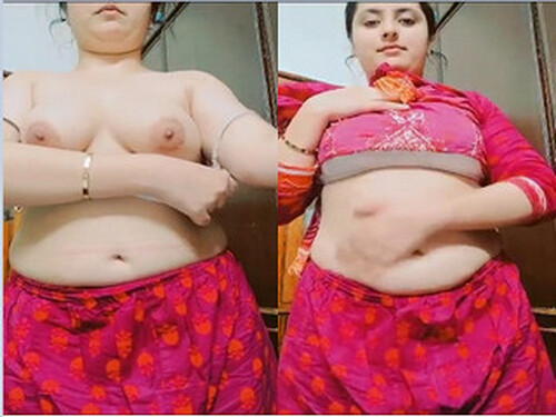 Sexy Paki Girl Showing Her Boobs part 4