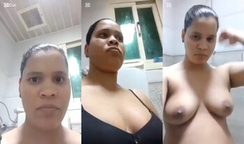 Indian Bhabhi Shows Boobs