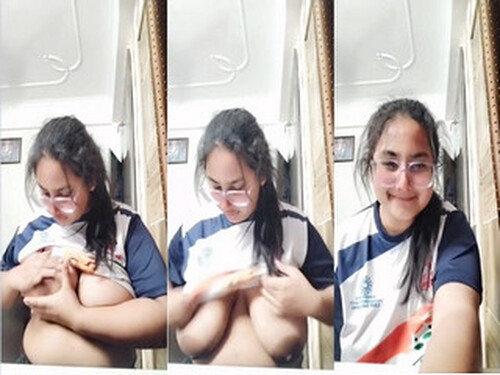 Horny Indian Girl Shows Big Boobs