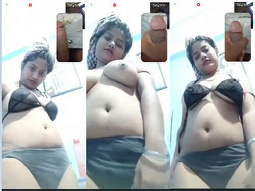 Sexy Indian Girl Shows Her Boobs